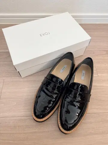 EVOl 블랙 에나멜 로퍼