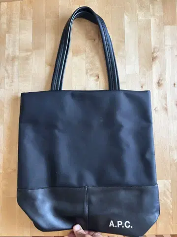 A.P.C. 블랙 토트백