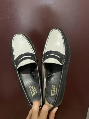 WEejuns 화이트/블랙 로퍼 23.5-24
