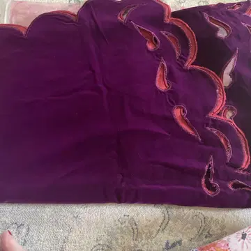 보라색 벨벳 소재 시스루 무늬 숄