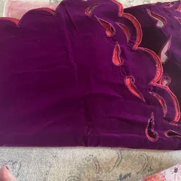 보라색 벨벳 소재 시스루 무늬 숄
