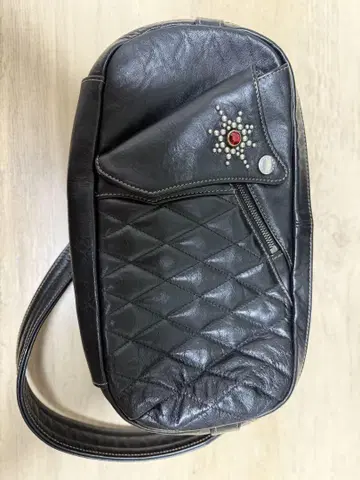 블랙 퀼팅 바디백 플랫 헤드