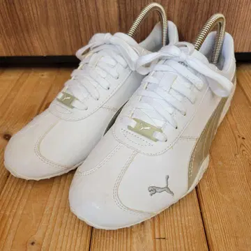 PUMA 화이트/실버 스니커즈