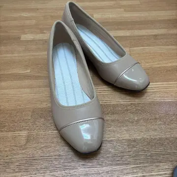 새상품 베이지 토캡 펌프스