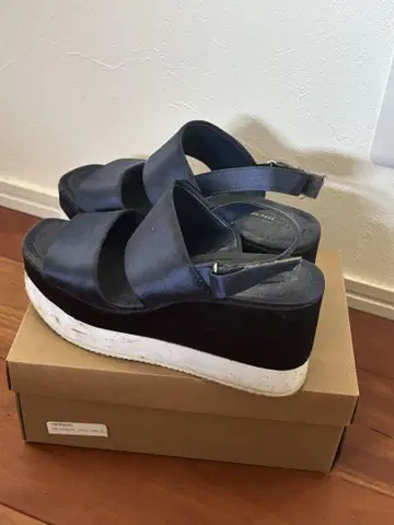ZARA 플랫폼 샌들