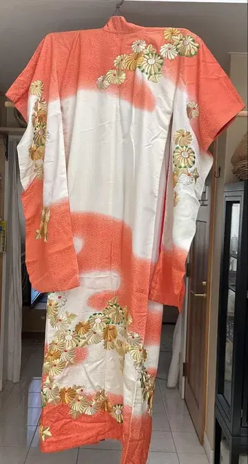 신부 의상 후리소데 오렌지와 화이트 꽃무늬 자수.