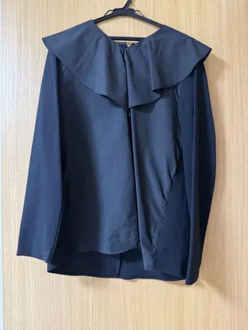 프릴 옷깃 블랙 긴팔 셔츠