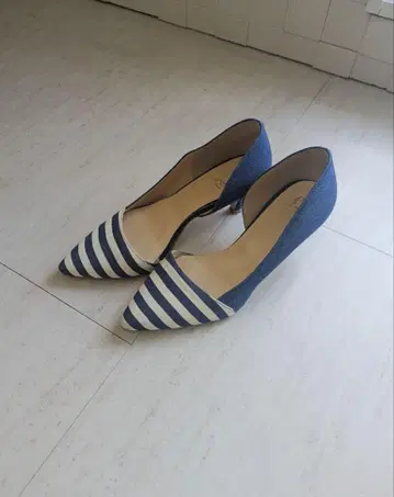 블루와 화이트 스트라이프 데님 소재 토 펌프스 22.5cm