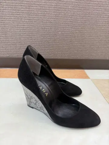 DIANA 블랙 스웨이드 웨지힐 펌프스