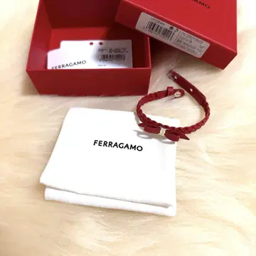 미사용 새상품 FERRAGAMO 레드 가죽 팔찌