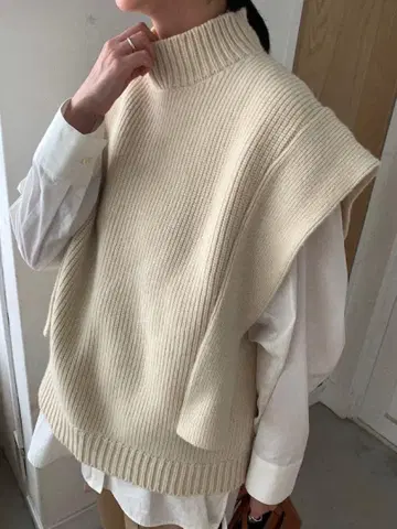 CLANE SQUARE SLEEVE KNIT VEST