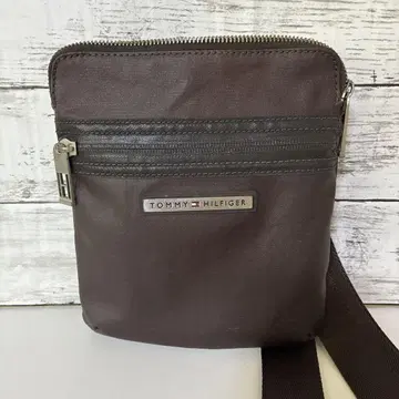 TOMMY HILFIGER 다크 브라운 숄더백