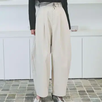 AIC. 커브 실루엣 턱 팬츠