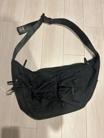 블랙 포켓 부착 숄더백