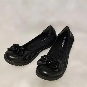 블랑코와르 양가죽 비쥬 장식 V컷 경량 펌프스 블랙 23.5cm