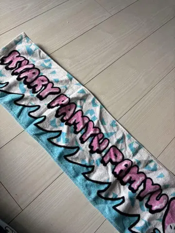 캬리 파뮤파뮤 레볼루션 투어 타월