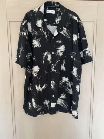새상품급 ZARA 반팔 셔츠 블랙 화이트 브러쉬 스트로크
