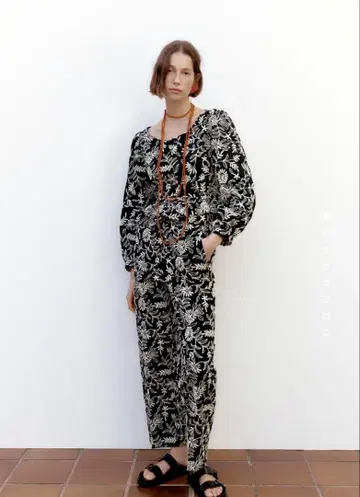 새상품급 zara 셋업 꽃무늬 자수 블라우스 팬츠