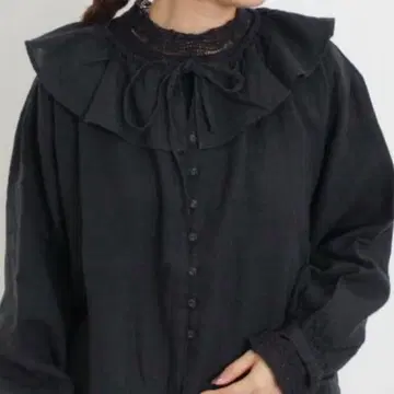 사만사 모스모스 슬로우린넨 패턴 모듬 프릴 블라우스(블랙)