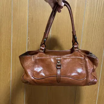 이탈리아제 브라운 가죽 숄더 핸드백입니다