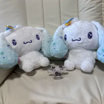 시나모롤 봉제 인형 2개와 아크릴 스탠드 세트