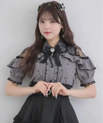 하트 플로키 반팔 프릴 블라우스 ROJITA 하트 무늬 그레이 블랙