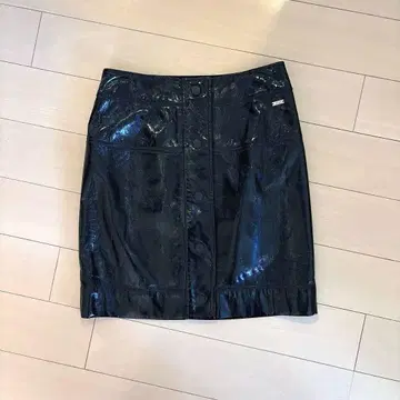 Armani Exchange 가죽풍 타이트 스커트