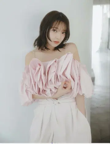 프릴 오프숄더 반팔 상의