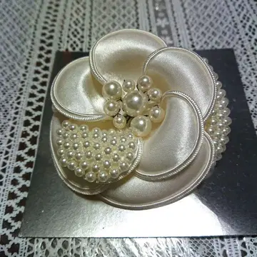 CHARMANT FLEUR 아이보리 꽃 모양 브로치