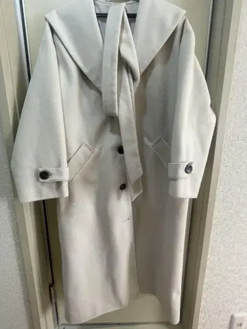 크림색 숄카라 롱 코트