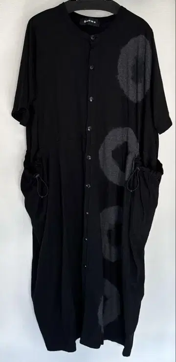 gomme 버튼이 달린 블랙 반팔 원피스