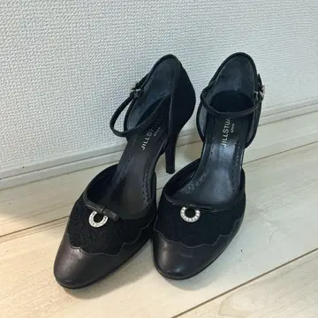 블랙 스캘럽 엣지 하이힐 펌프스