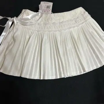 화이트 플리츠 플레어 스커트