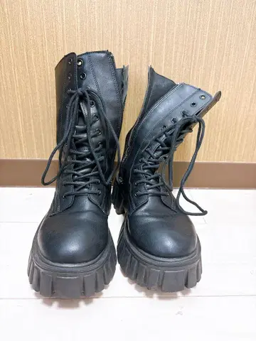 통굽 블랙 레이스업 부츠