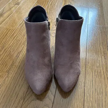 베이지 스웨이드 펄 장식 부츠