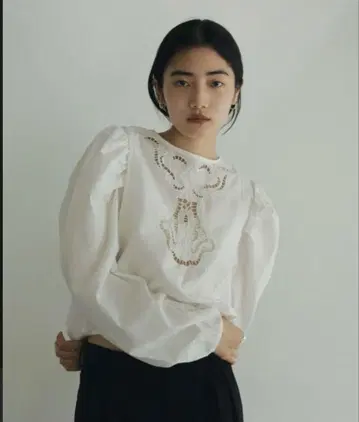 anuke 컷워크 퍼프 블라우스