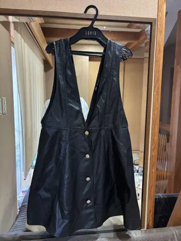 ZARA 블랙 가죽 V넥 원피스