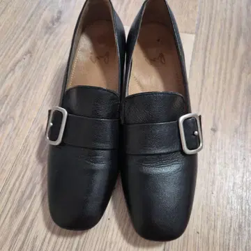 버클 달린 블랙 가죽 신발
