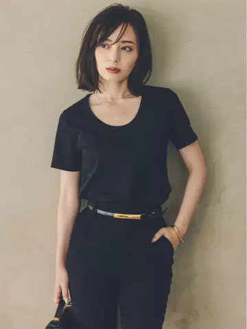 심플 라운드넥 블랙T셔츠