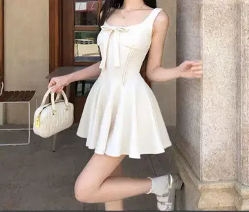 리본 포함 슬리브리스 플레어 원피스