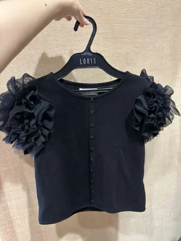Miro amurette 프릴 장식 블랙 반팔 상의