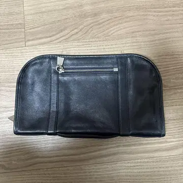 네이비 가죽 클러치백