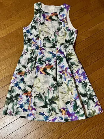 H&M 꽃무늬 슬리브리스 플레어 라인 원피스
