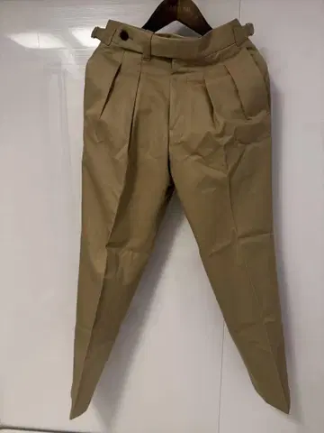 IGARASHI TROUSERS 베이지 테이퍼드 슬랙스