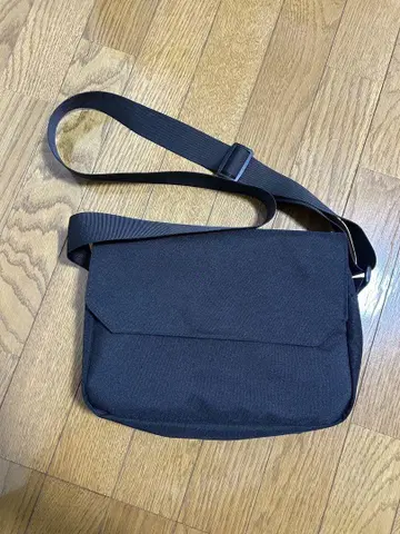 블랙 숄더백 포켓 부착