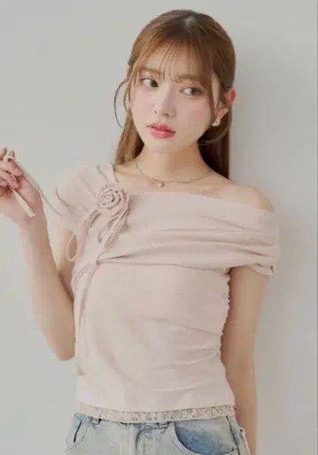 Chico 로즈 초커 부착 원숄더 밑단 레이스 T