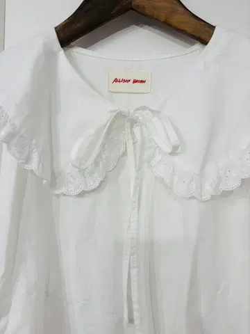 앨리슨 브라운 빅 칼라 셔츠 블라우스