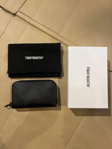 타이트 부스 CHECKERPLATE LEATHER ZIPWallet