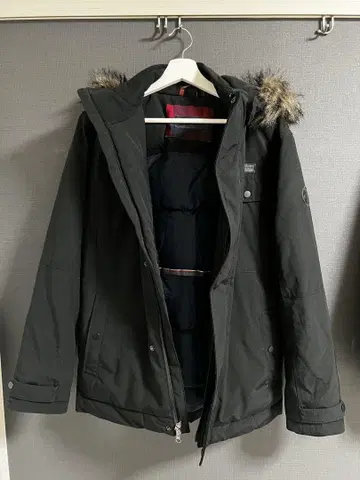 블랙 후드 부착 다운 자켓