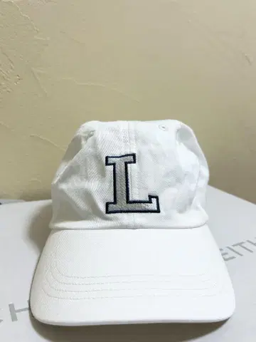 Lacoste 화이트 L 자수 캡 화이트 모자